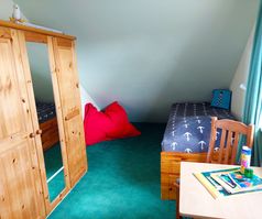 Kinderzimmer im OG, 2 Betten 90x200